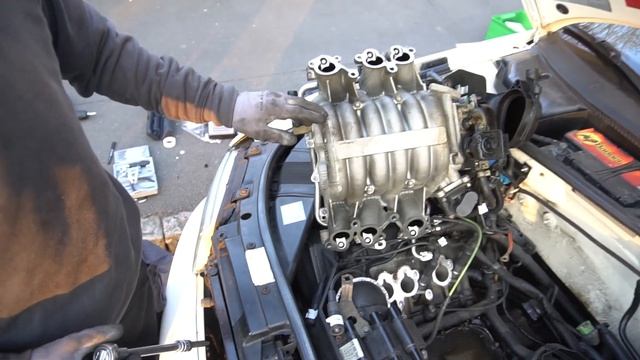 Dichtungen tauschen - Audi A4 B5 2.8 V6 Quattro (Kurbelwellengehäuse/Ansaugkrümmer) смотреть онлайн