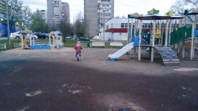 Лизка опять катается на двухколесном велосипеде от нашего Непоседа Ленд смотреть онлайн