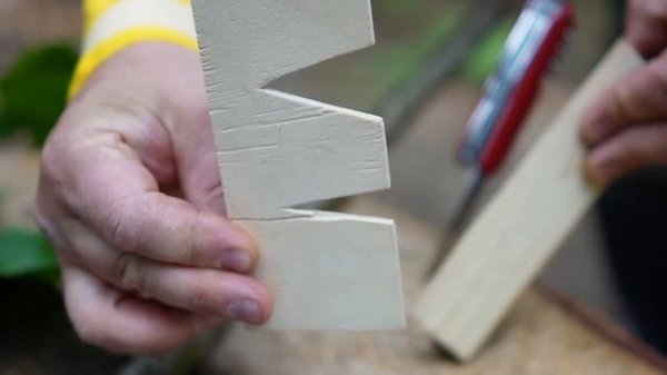 Smart Trick to craft a Feather Stick with a Swiss Army Knife / Bushcraft - Survival - Outdoor