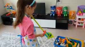 Милана убирается но братик ей мешает пробуем детский Пылесос!