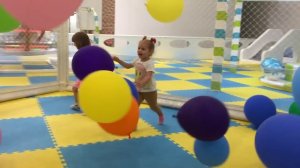 ВЛОГ Киев гладим животных играем на детской площадке магазин игрушек Kidswill sh