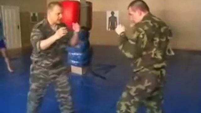 Защиты от атаки двойкой. Нестандартные приёмы рукопашного боя. Борьба. смотреть онлайн