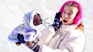 Шоколадка застряла в сугробе! Игры на улице - Как мама детские видео