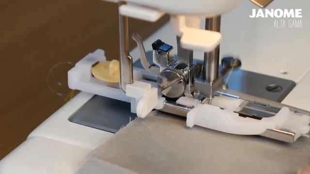 Janome Alta Gama 423s - Ojal Automático смотреть онлайн