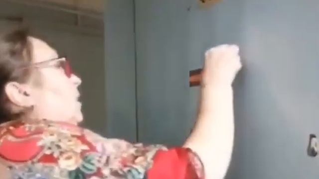 В Краснодарской общаге студенты повесили на дверь своей комнаты Z-символ смотреть онлайн
