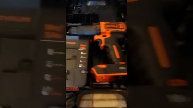Быстрый зарядник для шуруповёрта BLACK+DECKER, модель BDCHD18KB. 40 минут и аккум заряжен. смотреть онлайн