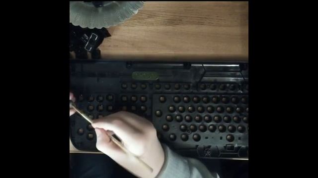 Разбор клавиатуры и чистка ее от пыли.