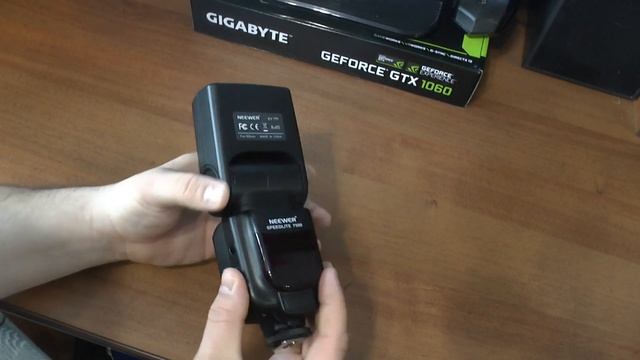 Распаковка вспышки NEEWER Speedlite 750 II