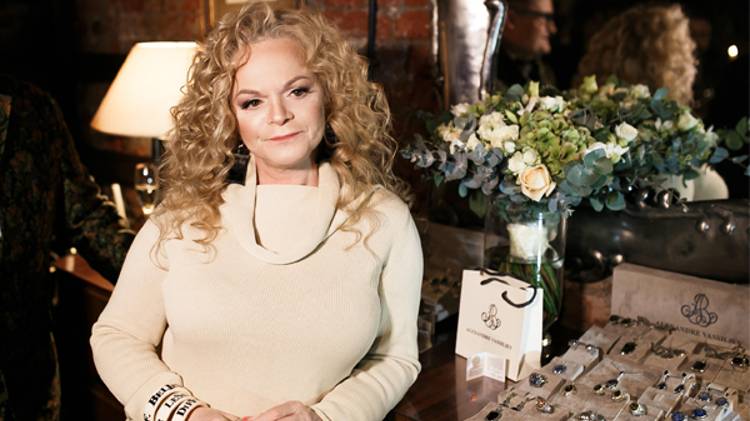 Лариса Долина может не отдать квартиру новым собственникам. У нее есть 2 варианта смотреть онлайн