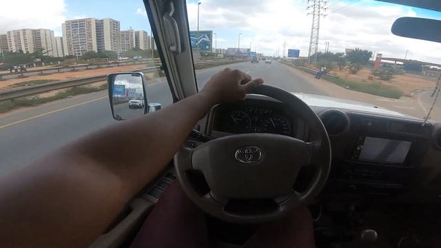 Conduzindo o Toyota Land Cruiser 76 Lx смотреть онлайн