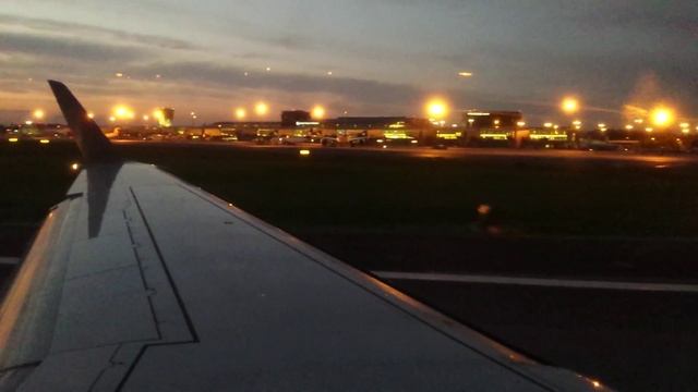 Night landing at Warsaw Chopin Airport смотреть онлайн