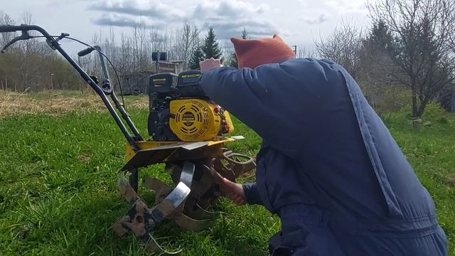 Куда же без нее? Дача, чистим колодец, пашем.. смотреть онлайн
