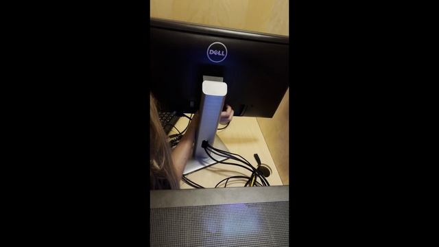 My Sister assembles my Aorus FI27Q X monitor! смотреть онлайн