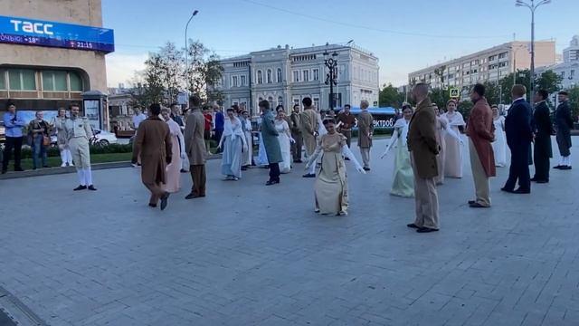 Фестиваль Времена и эпохи 2022. Никитский бульвар. Первый бал Наташи Ростовой смотреть онлайн