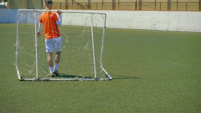 ПОДАРИЛ ДОРОГИЕ БУТСЫ ШКОЛЬНИКУ - ОН БЫЛ СЧАСТЛИВ! смотреть онлайн