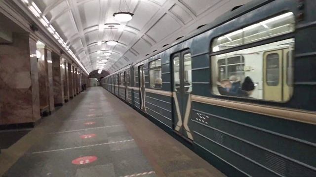 Moscow metro/ Метропоезд НОМЕРНОЙ на станции "Белорусская". ЗАМОСКВОРЕЦКАЯ ЛИНИЯ. смотреть онлайн