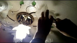 Как выкрутить цоколь разбитой лампы из патрона люстры