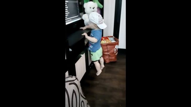 Мой брат Егор (11 месяцев) танцует смотреть онлайн