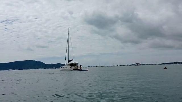 Спуск катамарана на воду смотреть онлайн