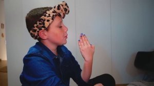 КОПИРУЕМ АМЕЛЬКУ! Мой друг повторяет все за мной!