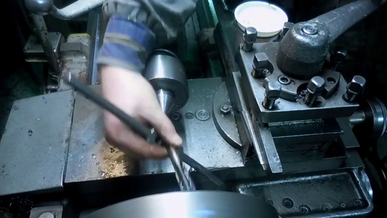 Как нарезать резьбу без БИЕНИЯ. Как поджимать метчик смотреть онлайн