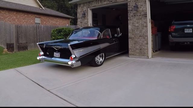 Dad Backs 57 Chevy Out of Garage смотреть онлайн