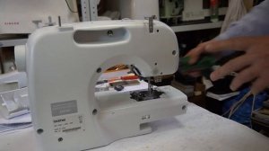 Как разобрать швейную машину Brother? Как снять крышку у швейной машины?