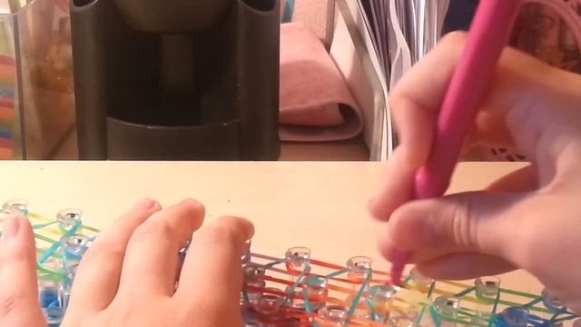 Браслет тройной классик из Rainbow loom. Урок 4 смотреть онлайн