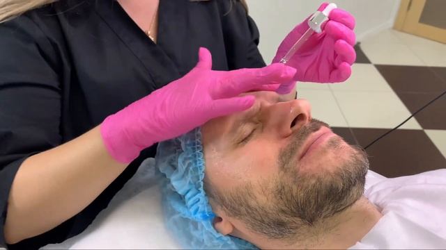 МУЖЧИНА УХАЖИВАЕТ… за СОБОЙ. Чистка лица для мужчины у косметолога. смотреть онлайн