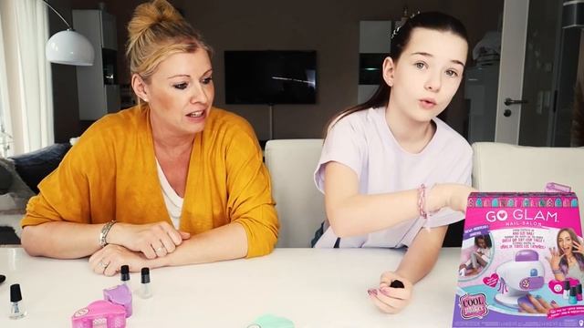 Cool Maker Go Glam Nagelstudio und Kumi Kreator mit Lulu & Caterina und Smyths Toys Superstores смотреть онлайн