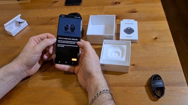 Samsung Galaxy Buds Live and Galaxy SmartTag Unboxing and Preview смотреть онлайн
