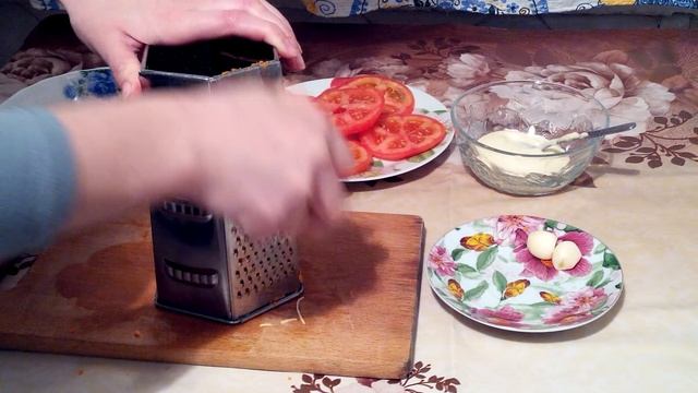 Закуска на праздничный стол - помидор, сыр, морковь и чеснок. смотреть онлайн