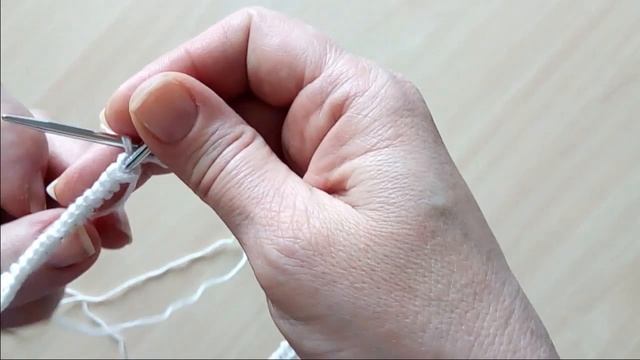 Соединение начального ряда при вязании по кругу / Joining the initial row when knitting in the roun смотреть онлайн