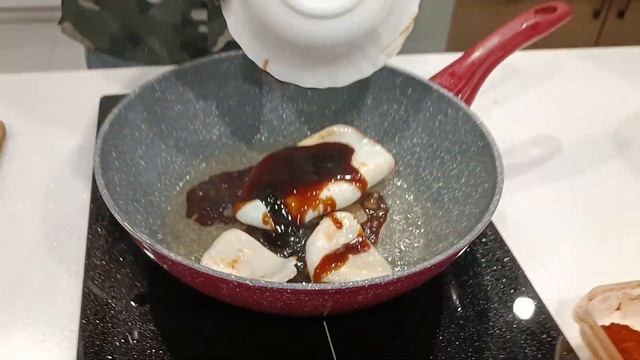 Салат из жареного кальмара в соусе унаги,терияки и соевом,кальмар с овощами,блюдо из кальмара смотреть онлайн