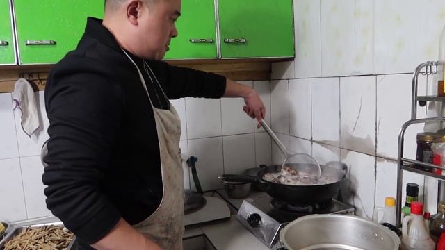 胖哥一家上山挖折耳根，回家炖腊猪脚，凉拌折耳根配猪脚好下饭！【胖哥有杜】 смотреть онлайн