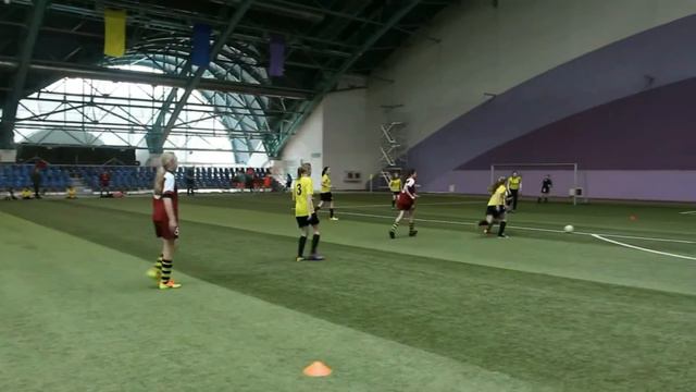 Искренний футбол от Саши Цвирко. Мужество, ум и красота. Fantastic dribbling from young girl смотреть онлайн