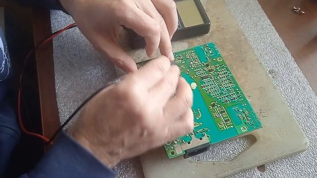 Монитор гаснет через несколько секунд после включения