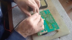 Монитор гаснет через несколько секунд после включения