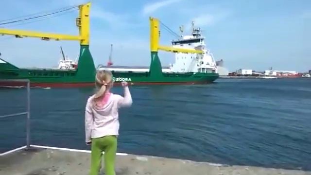 Девочка просит посигналить корабль смотреть онлайн
