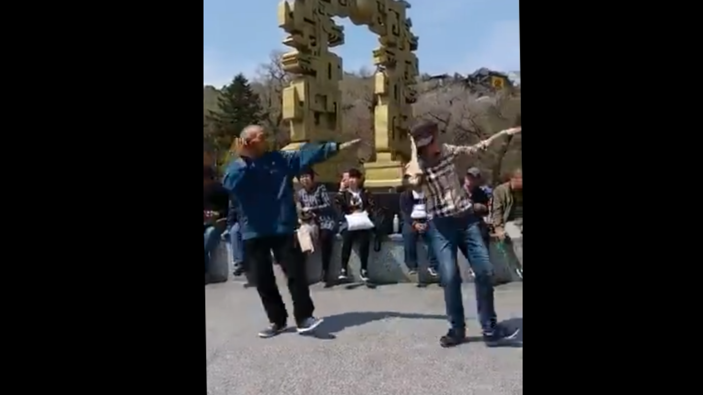 Дедушка танцует с внучкой смотреть онлайн