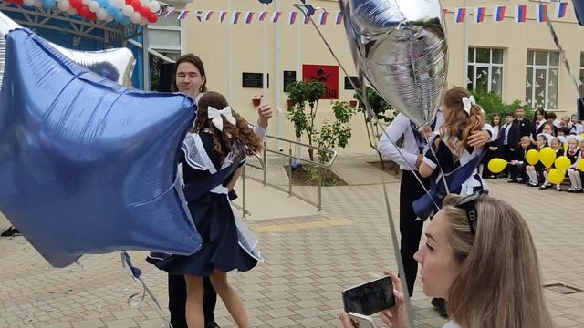 вальс 11 класс Виктора С. последний звонок школа ✓2 г.Усть-Лабинск 23.05.2023 смотреть онлайн