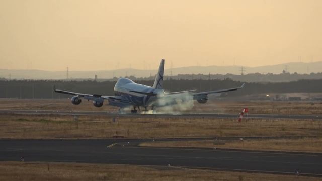 (4K) Incredible SMOKEY landings at Frankfurt airport - MD-11F, 777 & 747! смотреть онлайн
