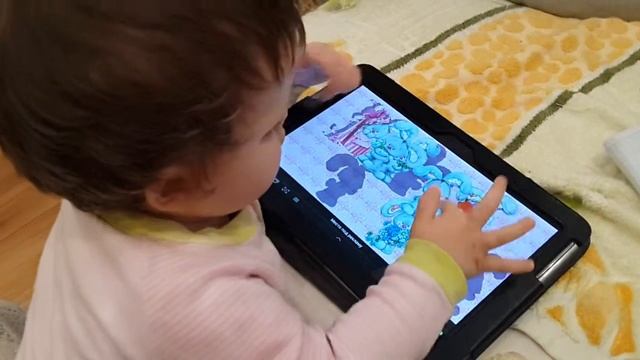 Ребенок в возрасте 1год и 5 мес. играет планшет. смотреть онлайн