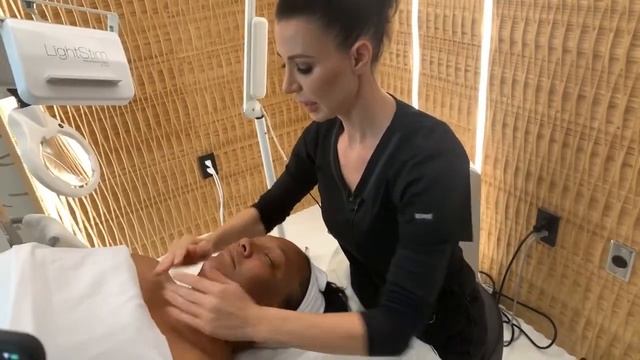 LightStim Treatment | LED Light Therapy | West Hollywood, CA | Dr. Jason Emer смотреть онлайн