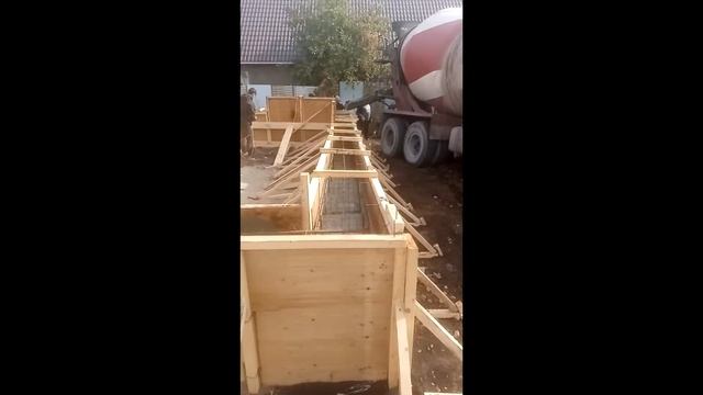 Свайно ростверковый фундамент.Применялись ж/б сваи 150 х 150 смотреть онлайн