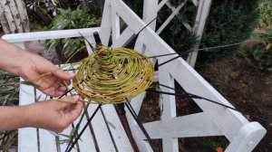 Хоть специально зонты ломай. Из сломанного зонтика в стильный декор для сада