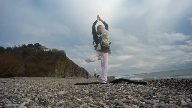 Йога с ребенком в эргорюкзаке смотреть онлайн