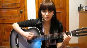 На гитаре!!! Девчёнка классно поёт!!! Малолетки!!!