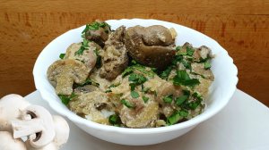 Куриная печень в сметане с грибами на сковороде