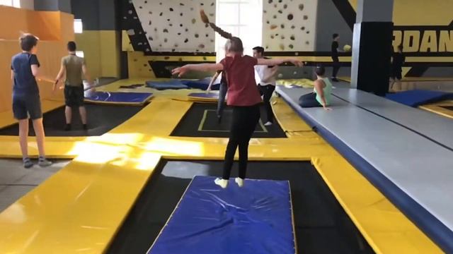 Батутный центр! Развлекаемся на каникулах! Мои прыжки на батуте! смотреть онлайн